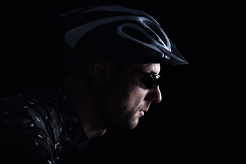 Dunkles Porträt eines Radsportlers