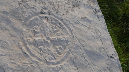 Antica e misteriosa pietra tombale