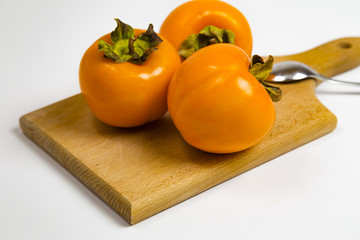 Cachi su tavola di legno
