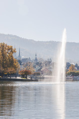 Fototapeta premium Stadt Zug, Zug, Stadt, Altstadt, Zytturm, See, Zugersee, Seeufer, Fontäne, Seerundfahrt, Altstadthäuser, Herbst, Herbstspaziergang, Schweiz