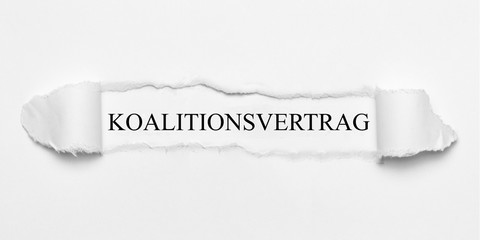 Koalitionsvertrag auf weißen gerissenen Papier