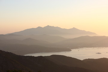 Fototapeta na wymiar Goldener Sonnenuntergang auf Elba