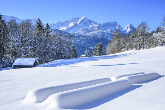 eingeschneit mit frischem Pulerschnee