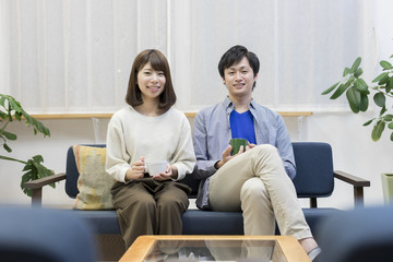 Fototapeta premium 室内でくつろぐ男女