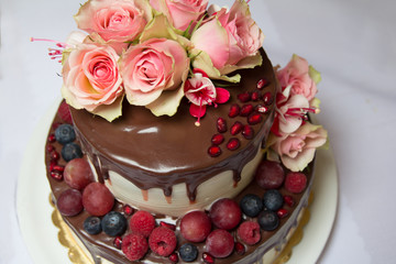 cake with chockolate streaks and berries