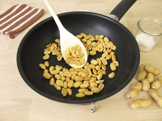 In einer Pfanne ger&ouml;stete Erdn&uuml;sse mit Salz