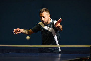 jeune homme pratiquant le tennis de table