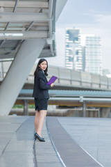 Naklejka premium Business woman the city.
