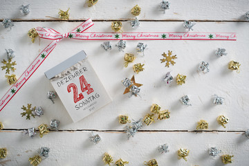 Kalenderblatt mit 24. Dezember, Heiligabend auf Holzuntergrund