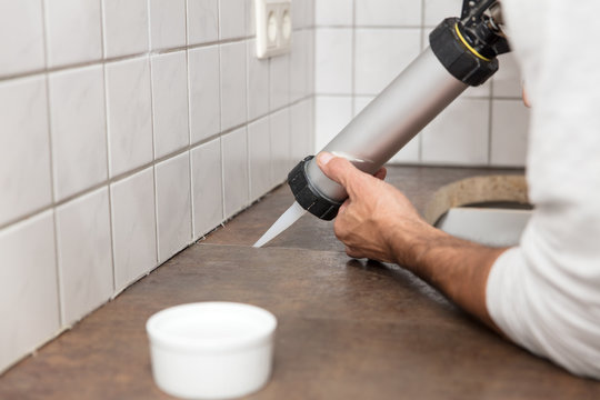 Fuge zwischen zwei Arbeitsplatten wird mit Silikon abgedichtet