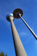 Rheinturm und Laterne ragen in den Himmel