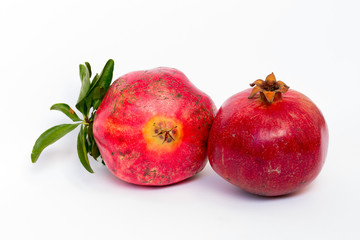 Granatapfel isoliert auf weißen Hintergrund