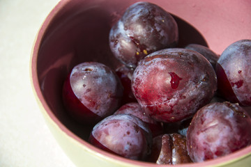 Closeup of a bowl of fresh plums