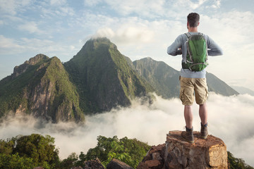 Wanderer auf einem Gipfel über den Wolken