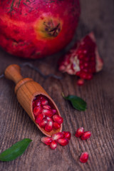 Granatapfel auf Holztisch
