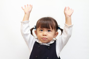 挙手する正装の幼児(2歳児)