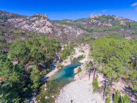 Solenzara-Fluss an der Ostk&uuml;ste von Korsika mit seinen herrlichen Badestellen im glasklaren Wasser