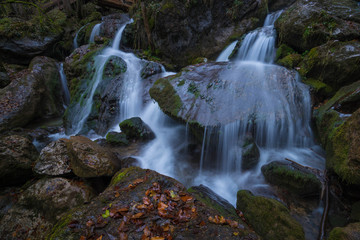 Obraz premium Herbst Wasserfall Laub Blätter 