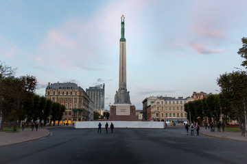 Fototapeta na wymiar Freiheitsdenkmal in Riga, Lettland, in der Abenddämmerung