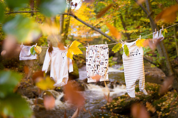 Babykleidung an der Leine im Herbst