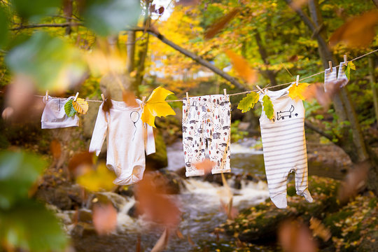 Babykleidung an der Leine im Herbst