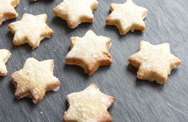 étoiles de noël,biscuits fait maison sur ardoise