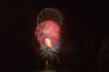 沖縄の海上の彩る打ち上げ花火