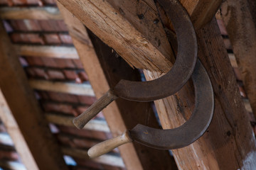 Sichel auf einem Dachboden