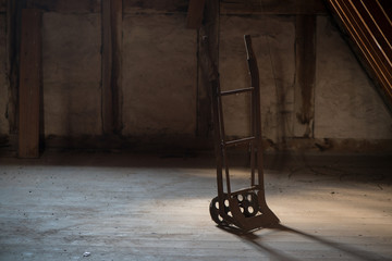 Sackkarre auf einem Dachboden