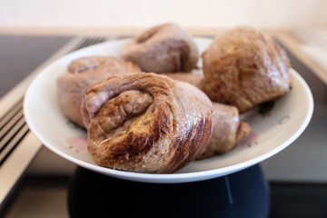 Roulade aus Rindfleisch angebraten auf Teller
