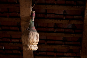 Weinflaschen auf einem Dachboden