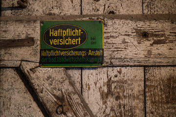 Emailleschild auf einem alten Dachboden