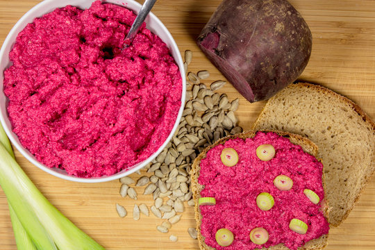Brot mit Rote-Beete-Aufstrich