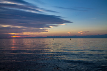 tramonto sul lago di garda, Castelnuovo del Garda, verona. tramonto romantico a Castelnuovo del Garda, verona, italia
