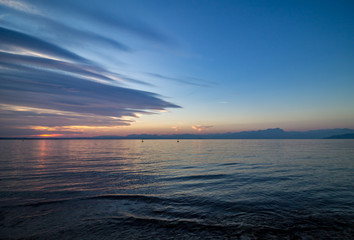 tramonto sul lago di garda, Castelnuovo del Garda, verona. tramonto romantico a Castelnuovo del Garda, verona, italia