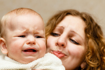 Мама и плачущий малыш
