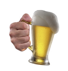 Mano sujetando una jarra de cerveza fresca.