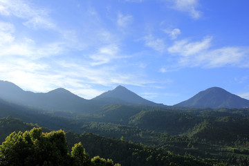 Obraz premium levé de soleil sur les montagnes de munduk a Bali