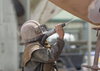 Korrosionsschutz durch sandstrahlen an einem Schiff