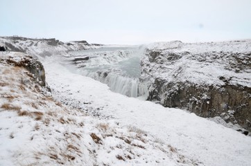Fototapeta na wymiar アイスランド　グトルフォス　ゴールデンサークル　滝　黄金　絶景　冬 iceland island winter Golden circle Gullfoss waterfall