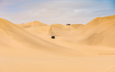 Fototapeta na wymiar Geländewagen in der Wüste bei Sandwich Harbour, Walvis Bay, Namibia
