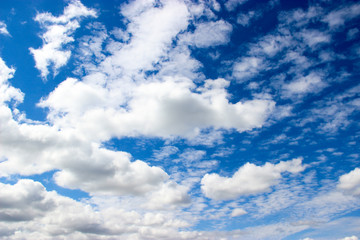 Obraz premium blue sky background with white clouds