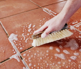 lavage du carrelage et des joints du sol à la brosse