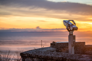 Sonnenaufgang in den Bergen über einer Decke aus Frühnebel
