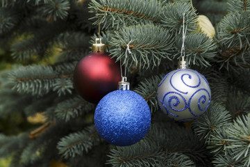 Obraz na płótnie Canvas Red, Silver and Red Crystal balls on a Christmas tree.