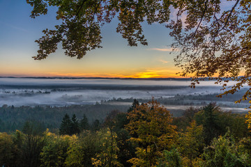 Sonnenaufgang über den Isarauen im Herbst