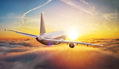 Fototapeta premium Komercyjny samolot latający nad chmurami