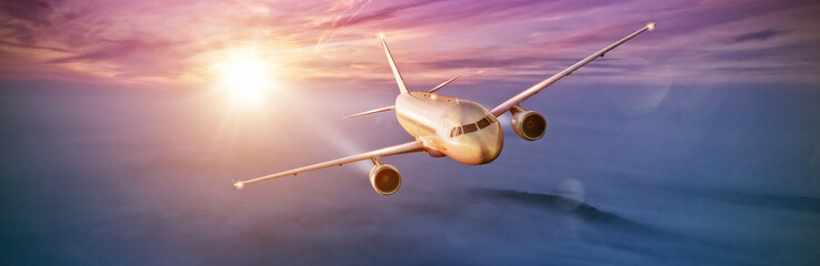 Obraz premium Komercyjny samolot latający nad chmurami