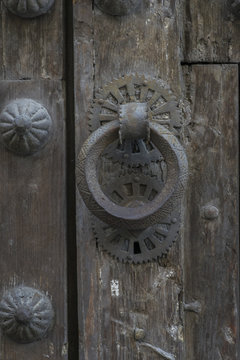 Aldaba en puerta medieval