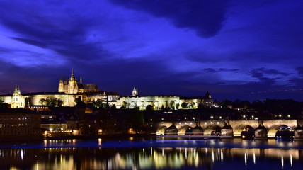 Obraz premium Night Prague, chres Bridge